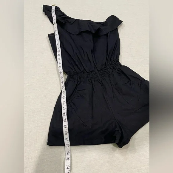 Better B black one-shoulder ruffle romper Size Small NWOT - Picture 3 of 8